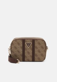 Guess NOREEN CAMERA CROSSBODY - Bandolera - latte/brown