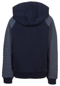 Felpa con cappuccio di colore blu navy con maniche grigie trapuntate. Presenta polsini e orlo a costine, con una texture morbida e una vestibilità rilassata.