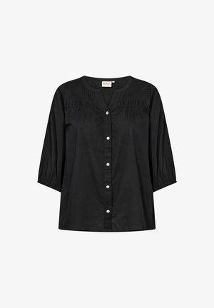 Čierna blúzka s gombíkmi a tromi štvrtinovými rukávmi, ktorá má detailné prešívanie na ramenách a biele gombíky pozdĺž prednej časti.