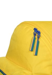 Zaino giallo in tessuto strutturato, con una tasca frontale con zip e due cursori blu dettagliati con strisce verdi e gialle.