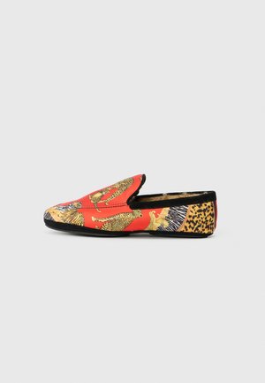 Zapato rojo sin cordones con estampado de animales, incluyendo leopardos y tigres, con una suela texturizada negra y un patrón trasero en contraste.