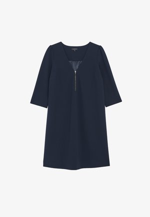 Navy blauwe jurk van soepel materiaal, met een V-halslijn, driekwartmouwen en een ritssluiting aan de voorkant. Eenvoudige A-lijn silhouette.