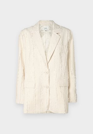 Krémové sako s texturovaným, třásňovým vzorem. Obsahuje dva knoflíky, klopový límec a postranní kapsy. Podšívkový interiér.