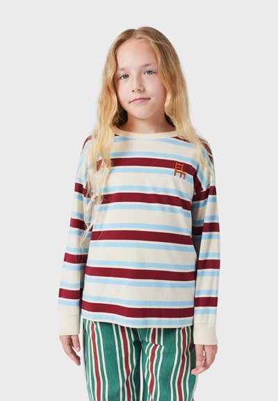 Langarm gestreepte shirt met lichtblauw, bordeaux en crème kleur, met een klein geborduurd rood stoeldetail op de borst.