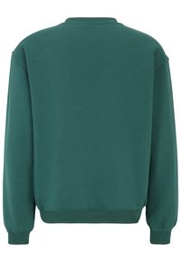 Felpa verde con scollatura rotonda, maniche lunghe e polsini a costine, caratterizzata da una texture liscia senza motivi o dettagli visibili.