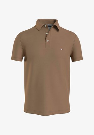 Braunes Poloshirt aus glattem Stoff, mit klassischem Kragen, drei Knöpfen und einem kleinen Logo auf der linken Brust.
