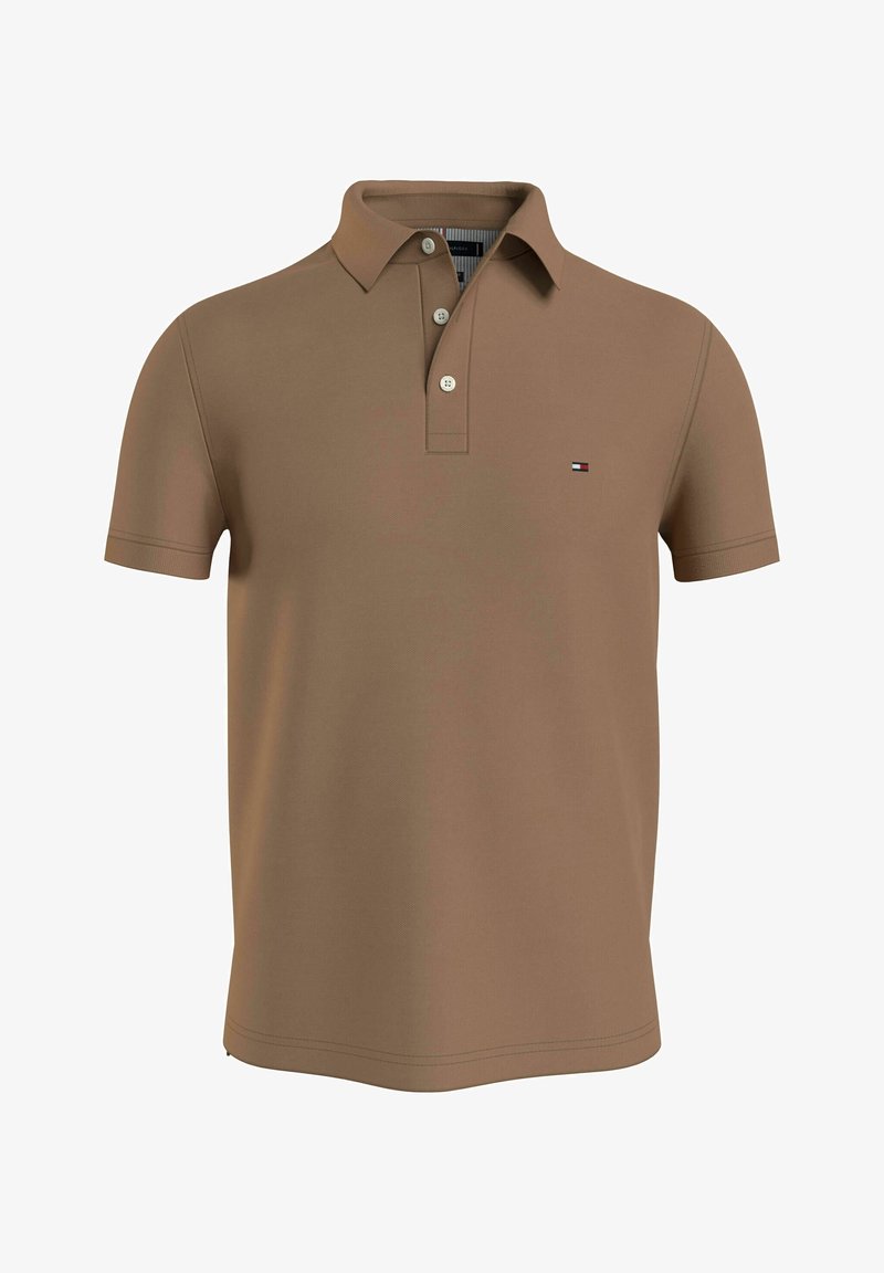 Chemise polo marron en tissu lisse, dotée d'un col classique, de trois boutons et d'un petit logo sur la poitrine gauche.