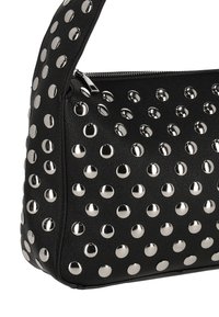 Schwarze Lederhandtasche mit geometrischem Design, verziert mit silbernen Metallnieten in einem Muster auf der Oberfläche. Reißverschlussverschluss.