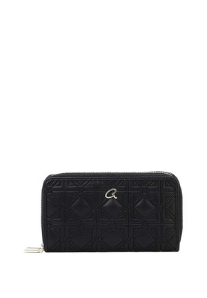 Cartera negra con cremallera alrededor, con patrón geométrico en relieve y logo plateado en forma de 'a' en el frente, mostrada sobre fondo blanco.