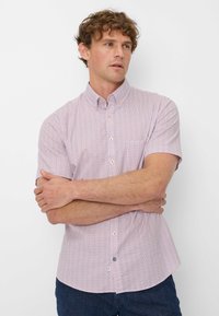Camicia a maniche corte con bottoni di colore rosa chiaro, caratterizzata da un motivo geometrico, colletto classico, bottoni a contrasto e taschino.
