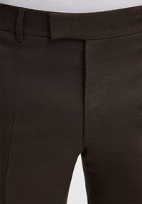 Braune, maßgeschneiderte Hose aus strukturiertem Stoff, mit flacher Vorderseite, Gürtelschlaufen und schlankem Schnitt.