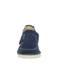 Navy Wildleder Slipper mit runder Zehenpartie, kontrastierendem weißen Nähten und doppelten Seitenakzenten. Die Sohle hat einen strukturierten, beigen Grip.