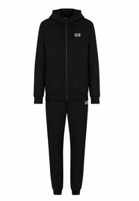 Chándal deportivo negro que incluye una sudadera con cremallera y logo frontal, y pantalones ajustados con puños elásticos. Fabricado en tejido suave y elástico.