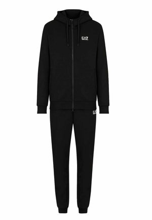 Sort sporttracksuit med en zip-up hættetrøje med logo foran og tætsiddende bukser med elastiske manchetter. Fremstillet af blødt, strækbart stof.