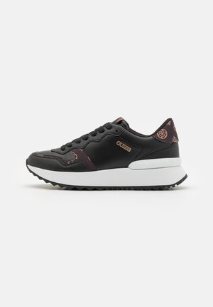 Scarpe da ginnastica nere con tomaia testurizzata, dettagli a contrasto in bordeaux, intersuola bianca e tacco pattern. Presentano un design con lacci.