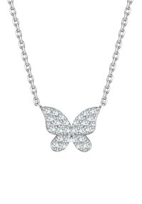 Ezüst nyaklánc, amelyen egy pillangó medál található, világoskék strasszokkal díszítve. A lánc összekapcsolt ovális szemekből áll.