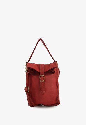 Rød læder crossbody-taske med foldover-åbning, messinghardware, justerbar rem og synlig syningsdetalje. Kompakt og struktureret design.