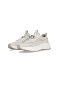 Helle graue Sportschuhe mit einem Obermaterial aus Mesh und Wildleder, runder Zehenpartie, strukturiertem Zwischensohlenbereich und kleinem Zugschlaufe an der Ferse.