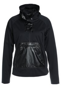 Veste noire à capuche avec fermeture éclair devant sur moitié, cordon réglable et grande poche kangourou brillante avec fermeture éclair à l'avant.