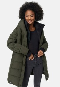Olivenfarvet polstret parka med høj krave, lynlås lukning, flere knapper og sidelommer. Sort indvendig for og ribbede manchetter.