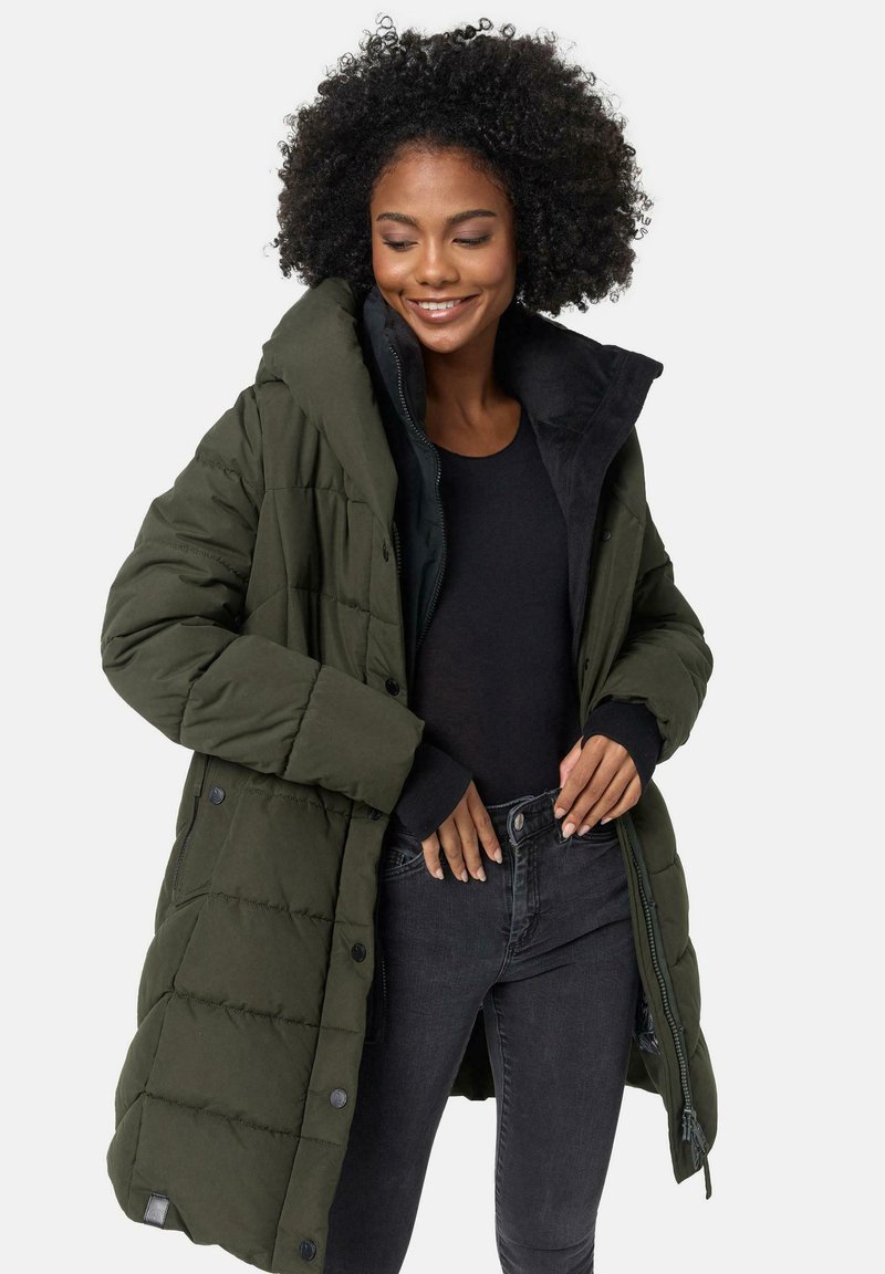 Olivenfarvet polstret parka med høj krave, lynlås lukning, flere knapper og sidelommer. Sort indvendig for og ribbede manchetter.