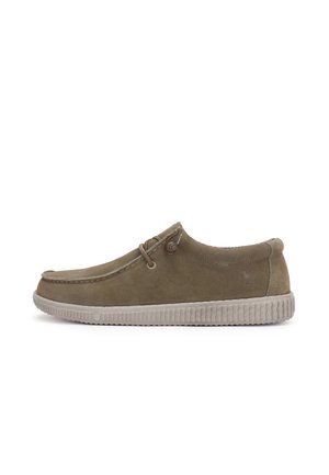 Chaussure slip-on en daim vert olive avec une semelle en caoutchouc texturé, des détails cousus et une doublure en textile. Elle présente des lacets décoratifs et un logo.
