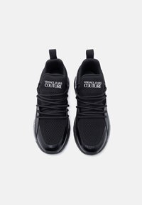 Μαύρα αθλητικά παπούτσια με υφασμάτινο διχτυωτό υλικό και γυαλιστερό συνθετικό κάλυμμα δακτύλων, κορδόνια και λογότυπο στη γλώσσα. Μαλακό περιμετρικό επένδυση για άνεση.