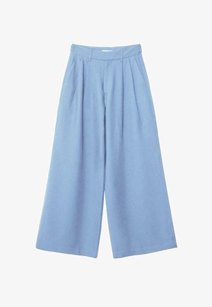 Hellblaue, weit geschnittene Hosen mit Falten, Gürtelschlaufen und Seitentaschen, auf weißem Hintergrund gezeigt.