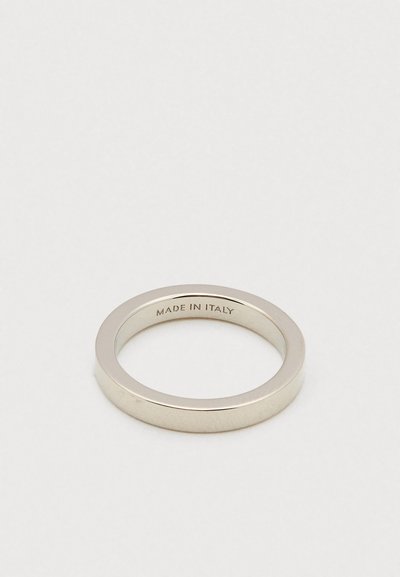 Απλό ασημένιο δαχτυλίδι με εγχάρακτη επιγραφή "MADE IN ITALY" στο εσωτερικό, τοποθετημένο πάνω σε λευκή επιφάνεια.