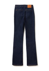 Tmavě modré džíny se rovnými nohavicemi, dvěma zadními kapsami a texturovanou hnědou koženou nášivkou na pase, na které je vyraženo jméno značky a rok.