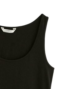 Sort ærmeløs tanktop lavet af blødt stof, med en afrundet udskæring og rene kanter. Mærket med "LINDEX" ved halsudskæringen.