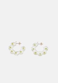 Brincos em acrílico transparente em forma de flores, apresentando rostos sorridentes verdes ao longo da borda e acabamento em metal dourado.