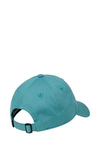 Cappellino da baseball turchese con visiera leggermente curvata, realizzato in tessuto di cotone, presenta fori di ventilazione e una fascia regolabile sul retro.