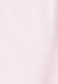 Hellrosa Stoff mit glatter, leicht glänzender Textur; zeigt subtile, sanfte Schattierungsvariationen über die Oberfläche.