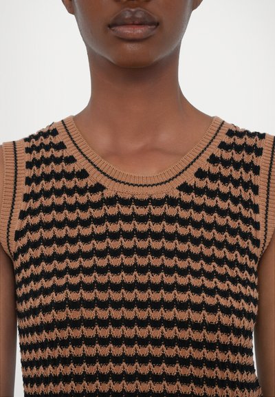 Braun und schwarz gestricktes ärmelloses Oberteil mit einem strukturierten Wellenmuster, geripptem Halsausschnitt und figurbetontem Design.