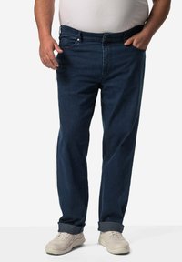 Dunkelblaue Jeans aus Denim mit entspannter Passform, ausgestattet mit einer frontalen Tasche und einem Standardbund. Der Stoff hat eine glatte Textur und eine leichte Ausbleichung.