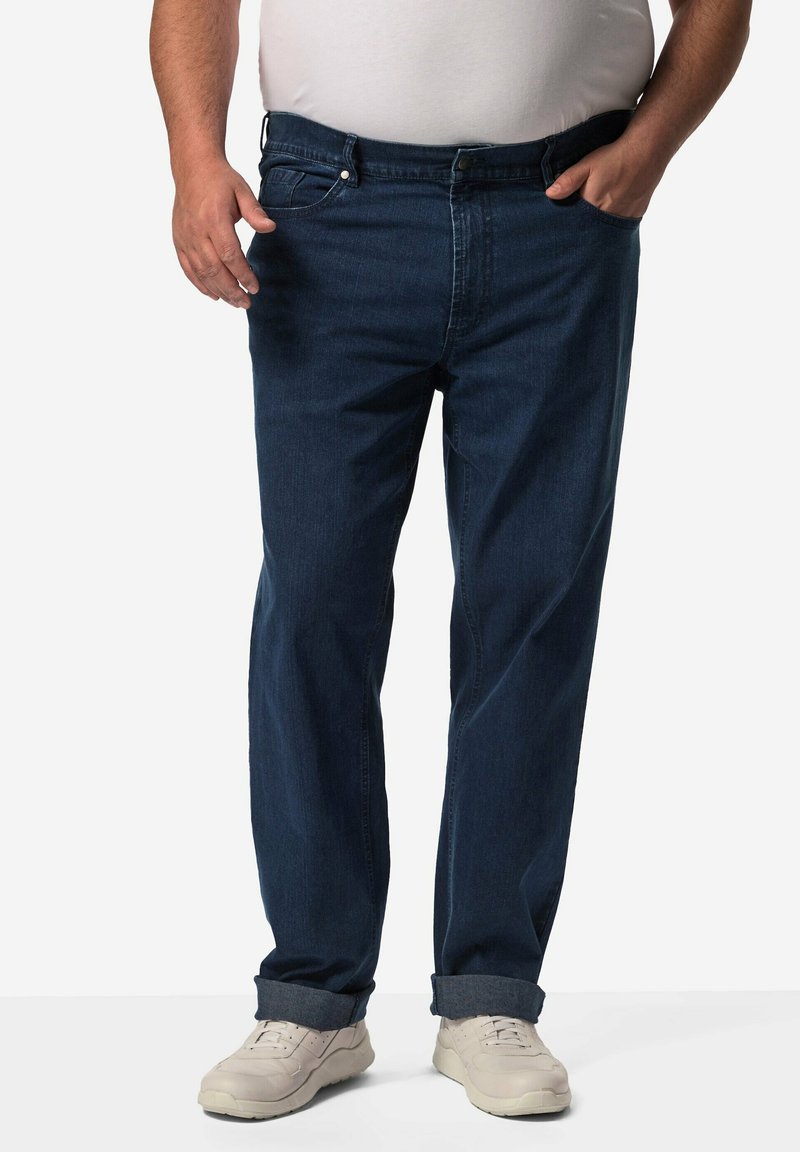 Dunkelblaue Jeans aus Denim mit entspannter Passform, ausgestattet mit einer frontalen Tasche und einem Standardbund. Der Stoff hat eine glatte Textur und eine leichte Ausbleichung.