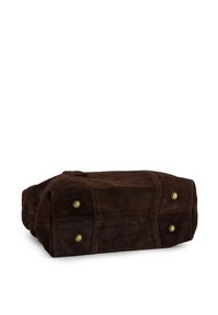 Dunkelbraune Wildleder-Handtasche liegt flach und zeigt vier Messing-Metallnieten an der Unterseite zur Unterstützung und zum Schutz.