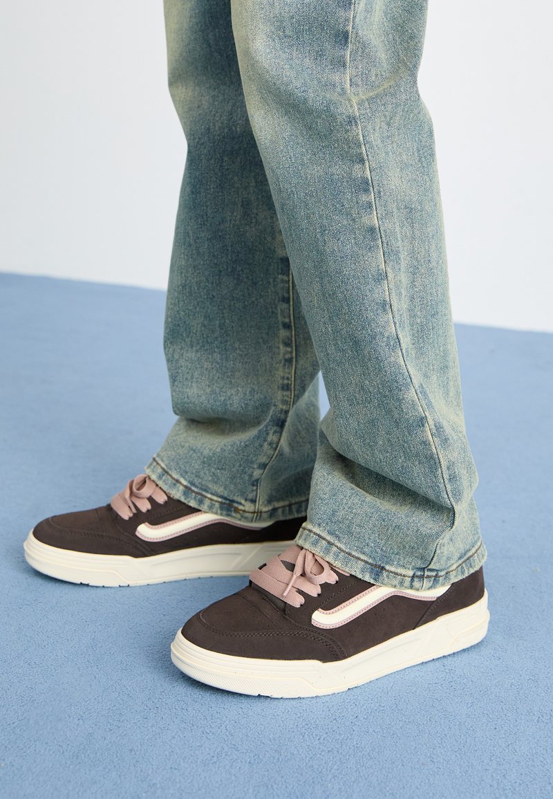 Vans HYLANE UNISEX Scarpe skate after dark/marrone scuro