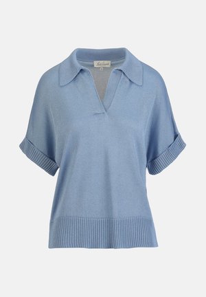 Šviesiai mėlynas trumpomis rankovėmis megztas viršus su apykakle, V formos iškirpte, ribbintais rankogaliais ir apačia, eksponuojamas ant paprasto fono.