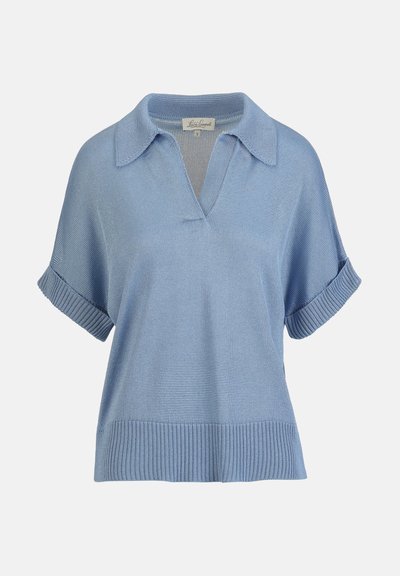 Šviesiai mėlynas trumpomis rankovėmis megztas viršus su apykakle, V formos iškirpte, ribbintais rankogaliais ir apačia, eksponuojamas ant paprasto fono.