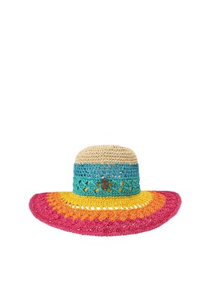 Breedgerande geweven hoed met veelkleurige banden in beige, turkoois, geel, oranje en roze, met een klein decoratief bruin embleem op de kroon.