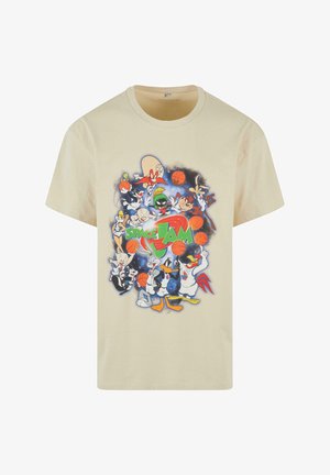 Kreminės spalvos medvilninė marškinė su spalvinga „Space Jam“ grafika, kuriame pavaizduoti įvairūs animacinių filmų personažai ir krepšinio kamuoliai, apvaliu kaklu ir trumpomis rankovėmis.