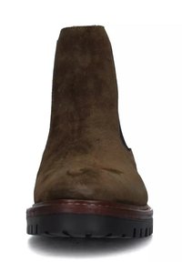 Stivale Chelsea in suede marrone con punta rotonda e pannelli elastici laterali. Presenta una suola in gomma con un leggero tacco e dettagli di cucitura visibili.