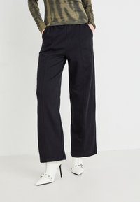 GAP PANT - Tepláky - true black