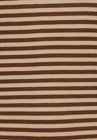 Tissu rayé brun et crème avec une texture côtelée, présentant des lignes horizontales de largeurs variées bien espacées.