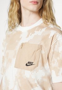 Nike Sportswear Triko s potiskem - beige/black