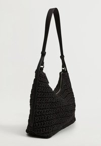 Borsa a tracolla nera intrecciata con un motivo testurizzato, forma curva e una lunga tracolla in pelle regolabile. Presenta una chiusura con zip nella parte superiore.