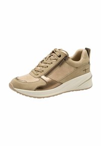Scarpe sportive beige con un design in materiali misti, dettagli in suede e accenti metallici, una cerniera laterale e una suola bianca testurizzata.