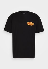 Černé tričko s krátkým rukávem a malým červeným a žlutým logem Carhartt na levé hrudi, kulatý výstřih.